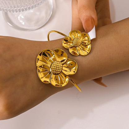 Fiora Flowers Bangle Bracelet